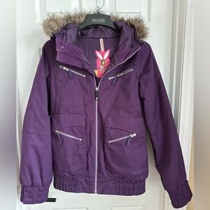 Great condition Dry Ride Burton snowboarding/ski jacket. Women’s size medium.